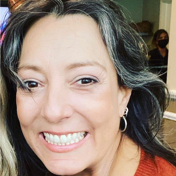 Meet your Posher, Tricia🌻 I am a Powerful, Passionate, Happy Woman. 🌟 - Picture 1 of 14